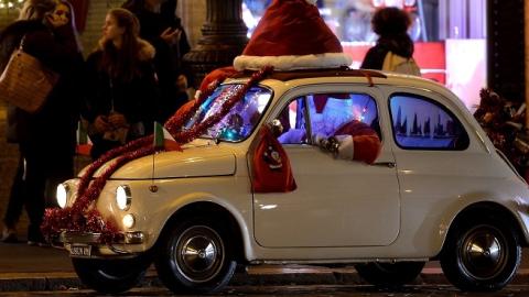 A man dressed as Santa Claus drives his old Fiat 500 in the Piazza Venezia in central on December 23, 2014. (FILIPPO MONTEFORTE/AFP/Getty Images)