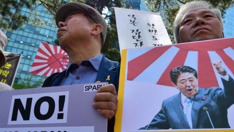 South Korean activists during a rally denouncing Abe's speech at the US Congress, near the Japanese embassy in Seoul on April 30, 2015. (JUNG YEON-JE/AFP/Getty Images)