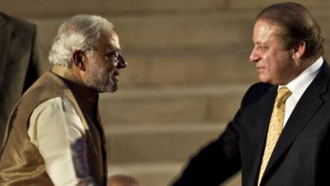 Indian Prime Minister Narendra Modi (L) with Pakistani Prime Minister Nawaz Sharif, May 26, 2014. (PRAKASH SINGH/AFP/Getty Images)