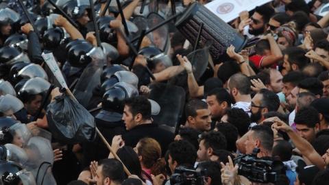 Lebanese protesters clash with security forces during a demonstration against the ongoing trash crisis in Beirut, August 22, 2015. (ANWAR AMRO/AFP/Getty Images)
