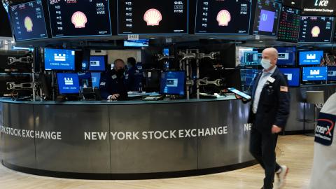 Traders work on the floor of the New York Stock Exchange on January 31, 2022, in New York City. (Photo by Spencer Platt/Getty Images)