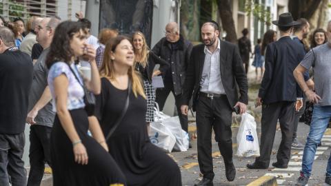 The orthodox Jewish Chabad Lubavistch Foundation is holding a solidarity collection for people in need before Passover on April 21, 2024, Buenos Aires, Argentina (Guido Piotrkowski/picture alliance via Getty)