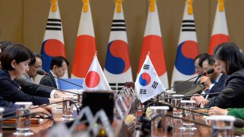 South Korean President Park Geun-Hye (R) talks with Japanese Prime Minister Shinzo Abe (L) during their meeting at the presidential Blue House on November 2, 2015 in Seoul, South Korea. (Song Kyung-Seok-Pool/Getty Images)