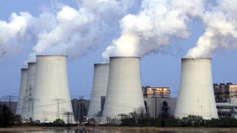 Exhaust plumes from cooling towers at the Jaenschwalde lignite coal-fired power station, April 12, 2007 at Jaenschwalde, Germany. (Sean Gallup/Getty Images)