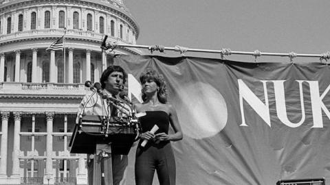 American political activist Tom Hayden stands with his wife, actress Jane Fonda, on the steps of the US Capital as he speaks at a No Nukes rally, Washington DC, May 6, 1979. (Allan Tannenbaum/Getty Images)