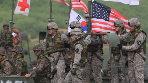 US soldiers and South Korean soldiers participate in a river crossing exercise on May 30, 2013 in Yeoncheon-gun, South Korea. (Chung Sung-Jun/Getty Images)