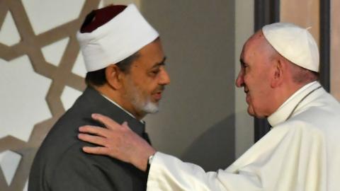 Pope Francis (R) and Sheikh Ahmed al-Tayeb, the Grand Imam of Al-Azhar, during a visit of the Pope in Cairo, April 28, 2017. (ANDREAS SOLARO/AFP/Getty Images)