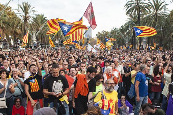 People await a statement from Carles Puigdemont regarding Catalan independence after the referendum, October 10, 2017 (Andrea Baldo/LightRocket via Getty Images)